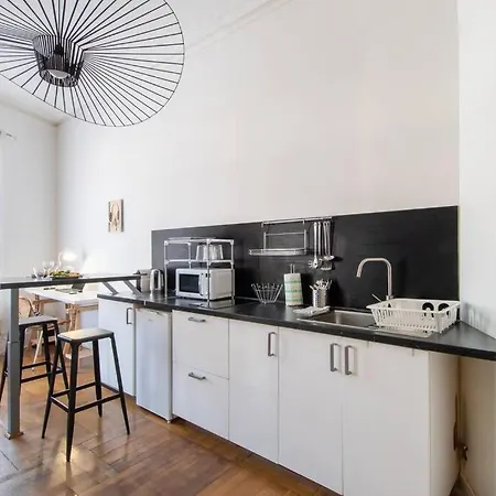 Grand Sur La Comedie Apartment *